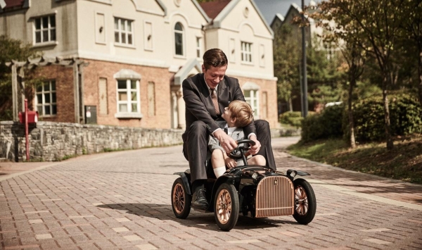 D.Throne S schwarz - Elektrischer Kinderwagen und edles Luxus Kinder Elektroauto 2in1